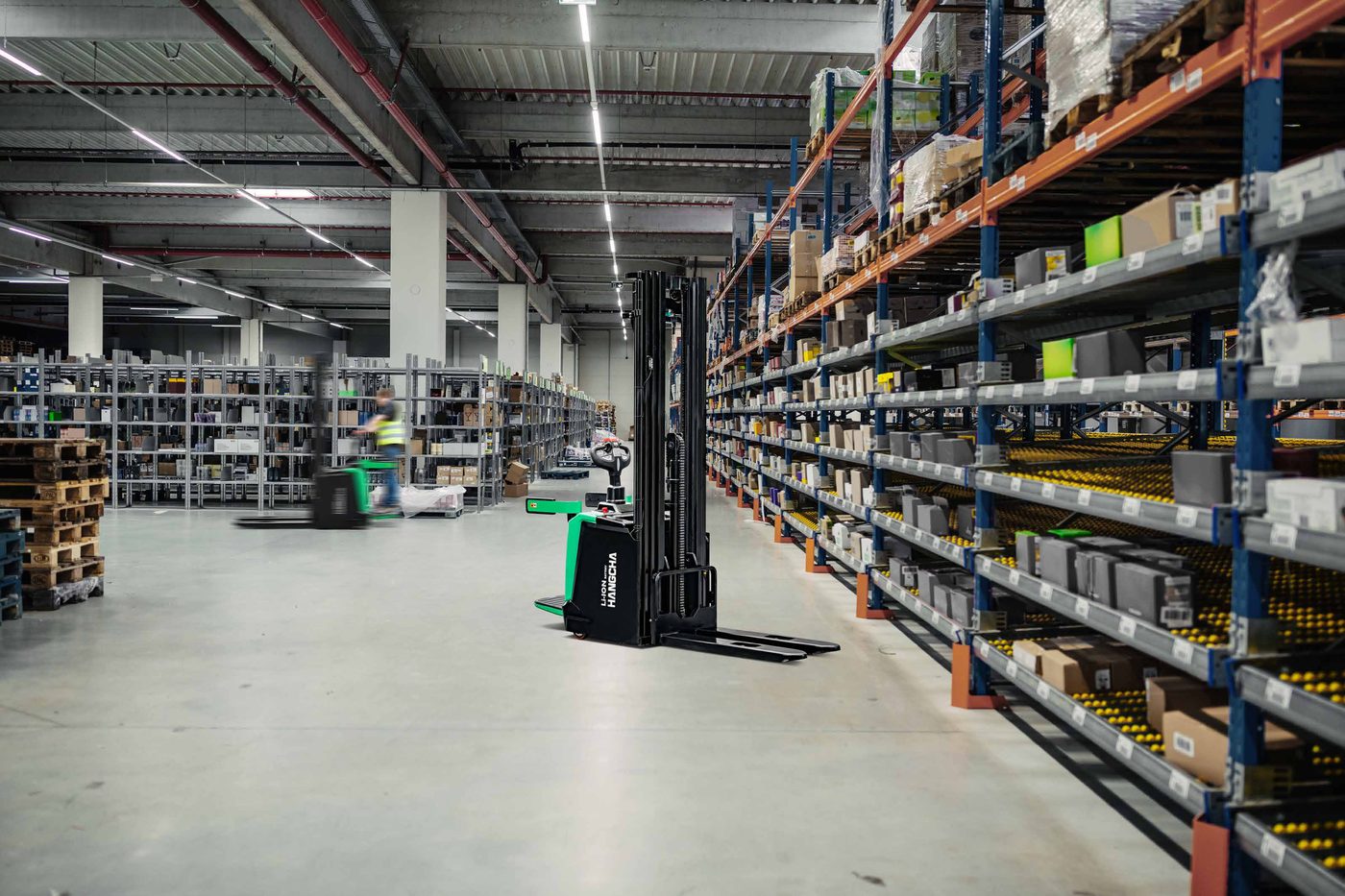 Hangcha XA Series stacking in a narrow aisle